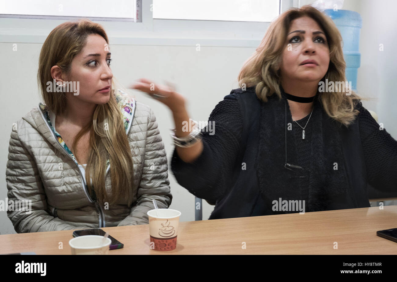 La Syrie, Damas (L/R) Rana et Sawsan Al Zubi, département des arts visuels de l'Université internationale des sciences et de la technologie (IUST) Banque D'Images