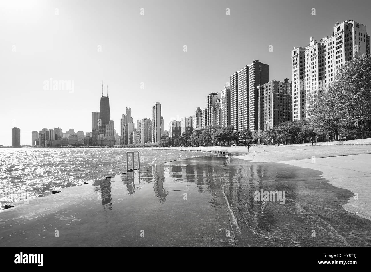 Photo noir et blanc de Chicago waterfront skyline le matin, vue depuis le bord du lac Michigan, l'Illinois, USA. Banque D'Images