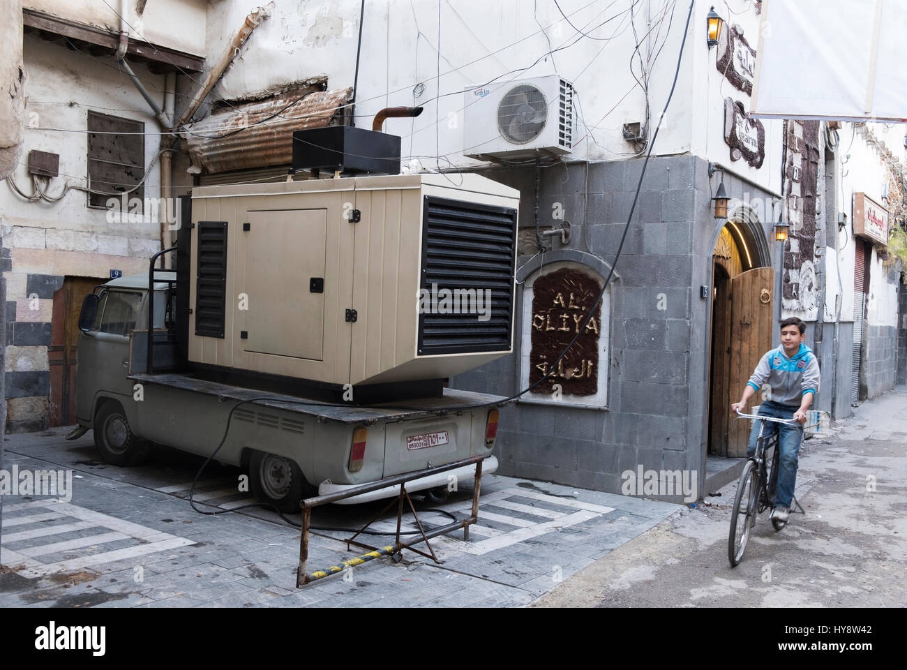 Vue sur la rue de la vieille ville de Damas avec le diesel générateur d'électricité. La Syrie au début de 2017 Banque D'Images