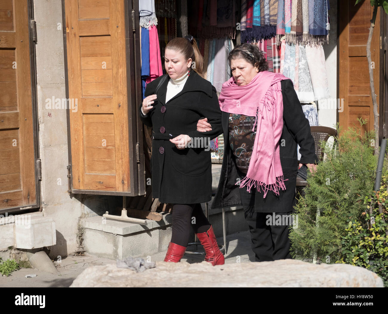 Mère et fille marcher dans la vieille ville de Damas. La Syrie au début de 2017 Banque D'Images