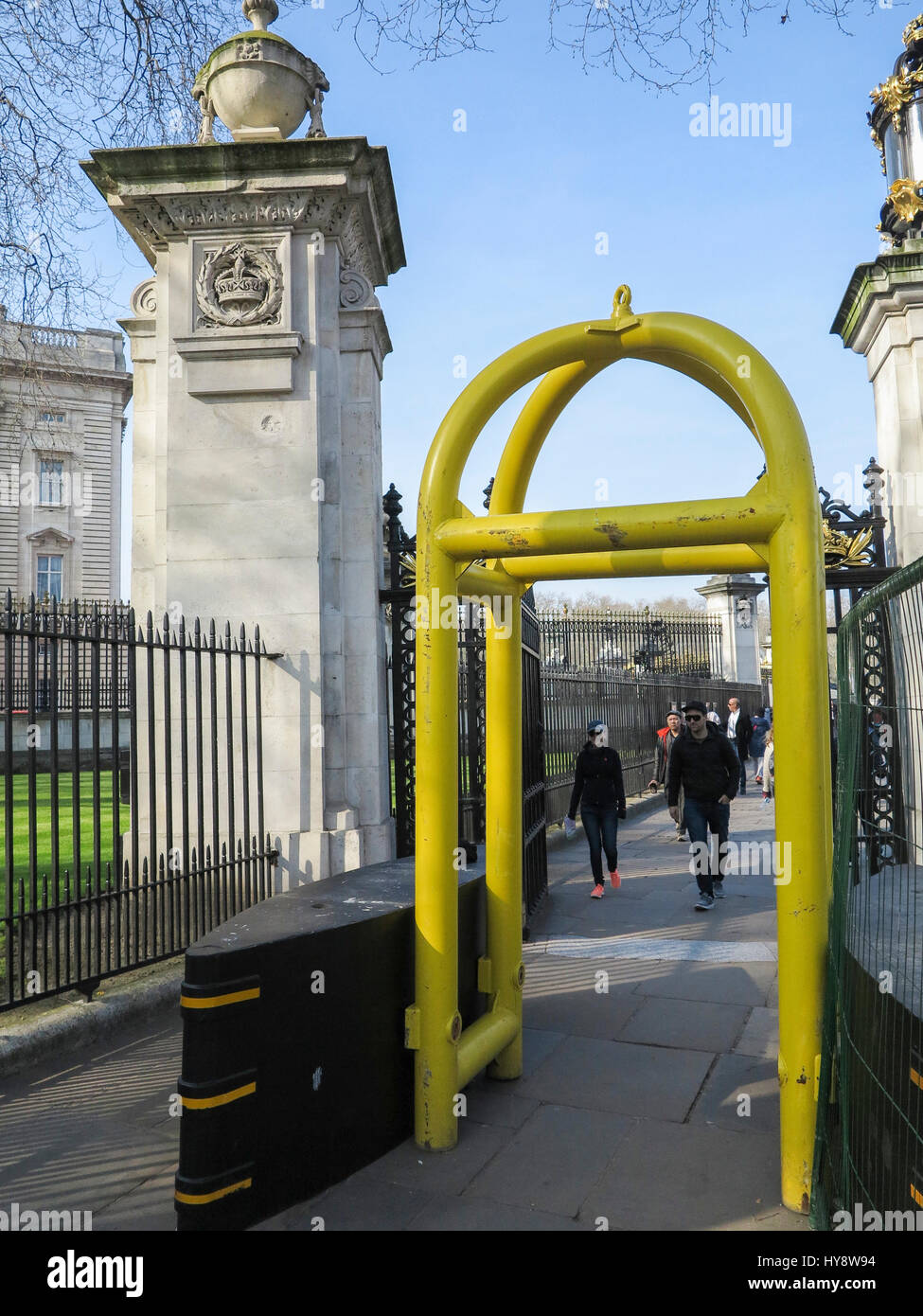 Acier anneau de grandes structures d'acier et bornes mettre vers le haut en London's attractions touristiques dans service de Westminster attack Banque D'Images