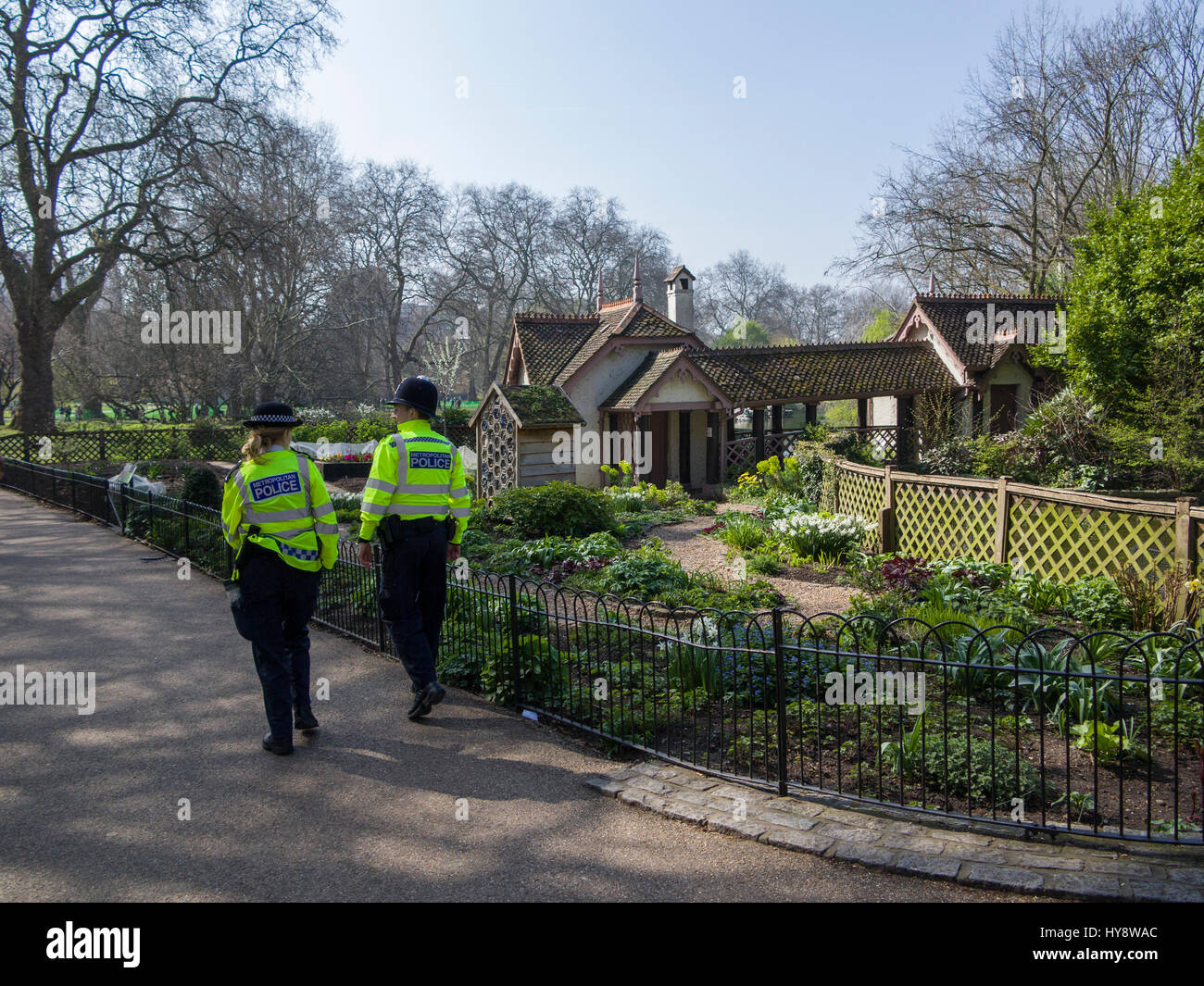 Un homme et une femme de la police patrouiller à Londres Banque D'Images