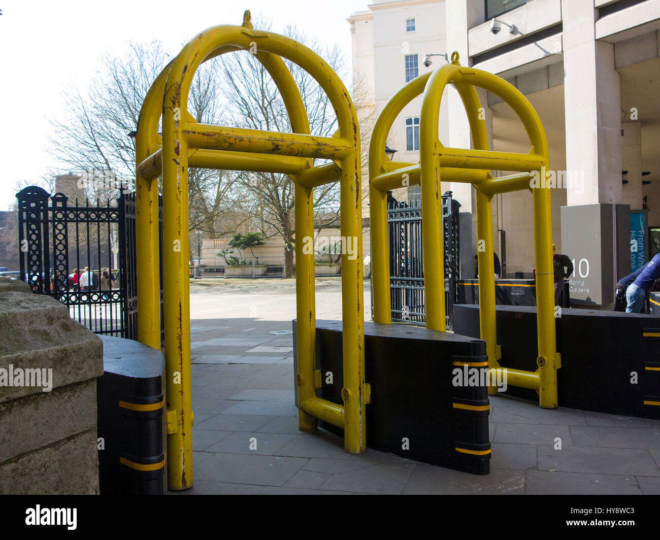 Acier anneau de grandes structures d'acier et bornes mettre vers le haut en London's attractions touristiques dans service de Westminster attack Banque D'Images