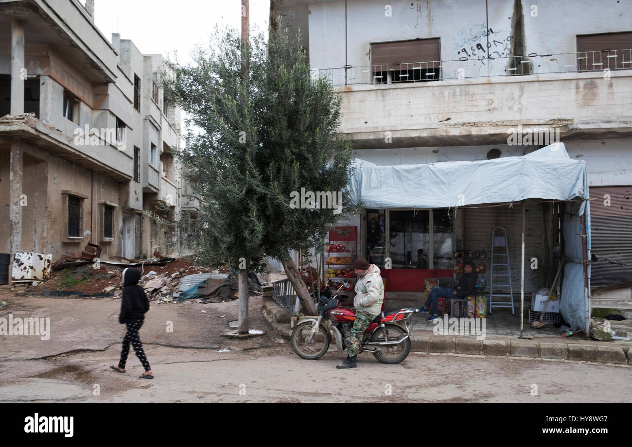 Blanchisserie 66/5000 étendus dehors des régions en difficulté dans la région de Homs, en Syrie au début de 2017 Banque D'Images