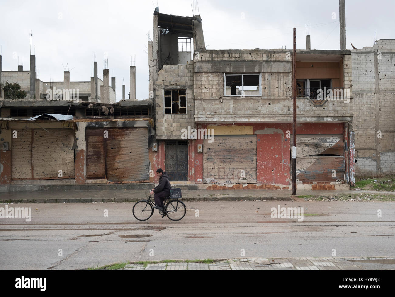 Bicycler dans quartier en difficulté à Homs, SYRIE Amr au début de 2017 Banque D'Images