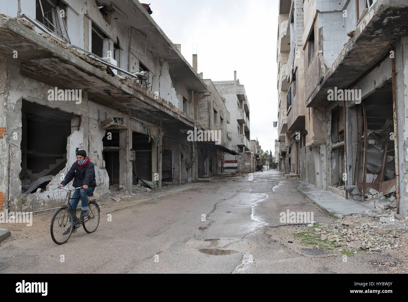Bicycler dans quartier en difficulté Baba Amr à Homs, en Syrie au début de 2017 Banque D'Images