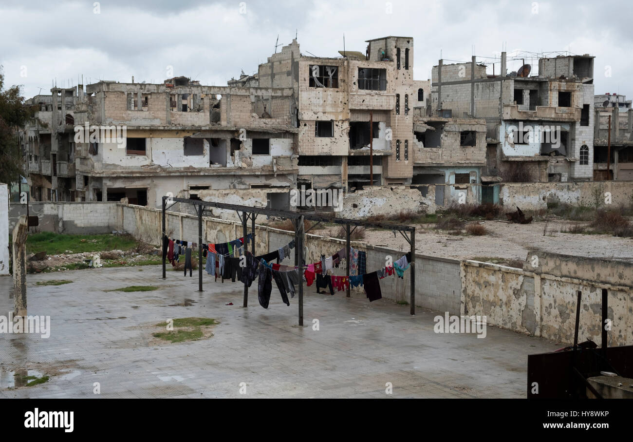 Blanchisserie étendus dehors dans le quartier en difficulté Baba Amr à Homs, en Syrie au début de 2017 Banque D'Images
