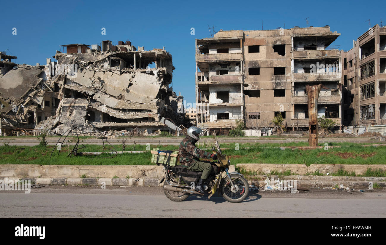 Dans Motorcycler district en détresse à Homs, en Syrie au début de 2017 Banque D'Images