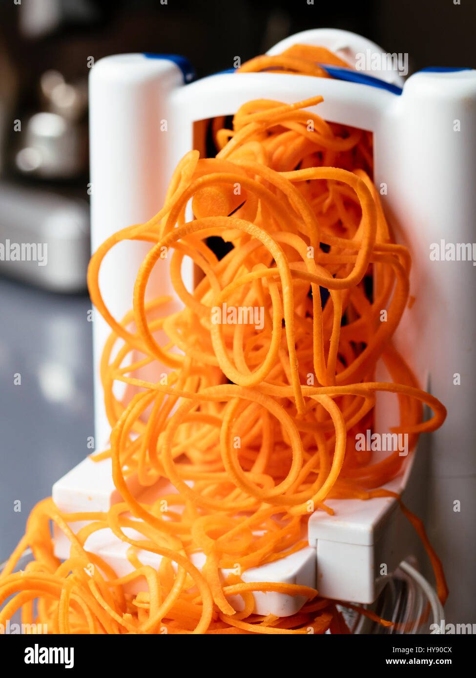 Couper la carotte en spirales avec un spiral slicer Banque D'Images