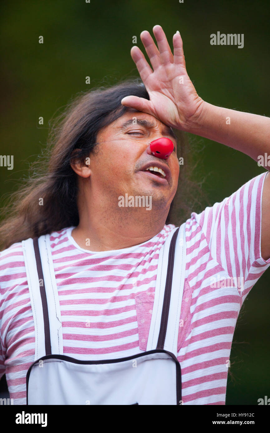 Un nez rouge - acteur interprète hors du côté de Teatro Juarez dans Guanajuato. México. Banque D'Images