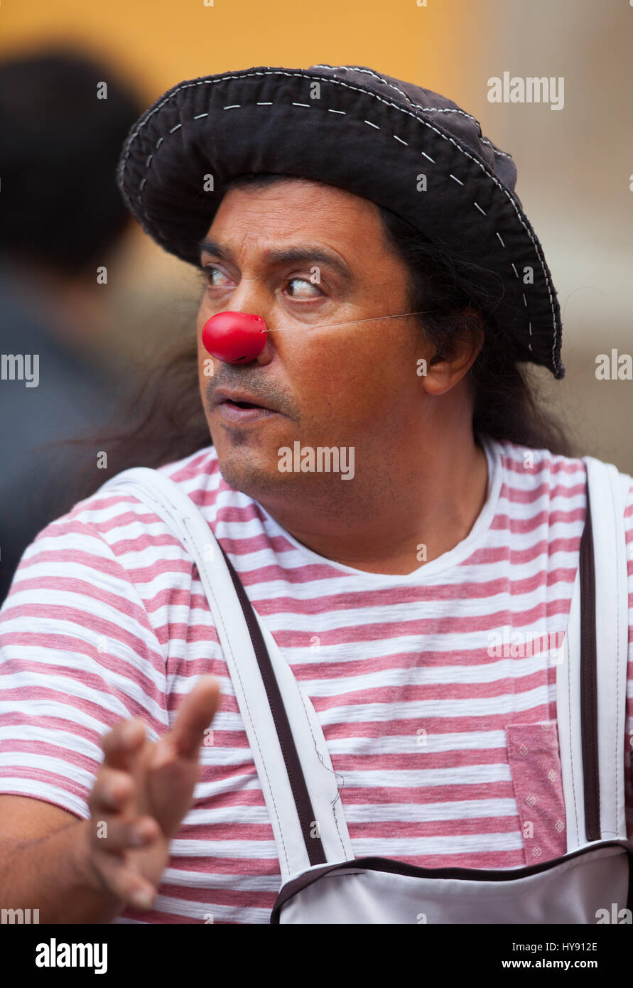 Un nez rouge - acteur interprète hors du côté de Teatro Juarez dans Guanajuato. México. Banque D'Images