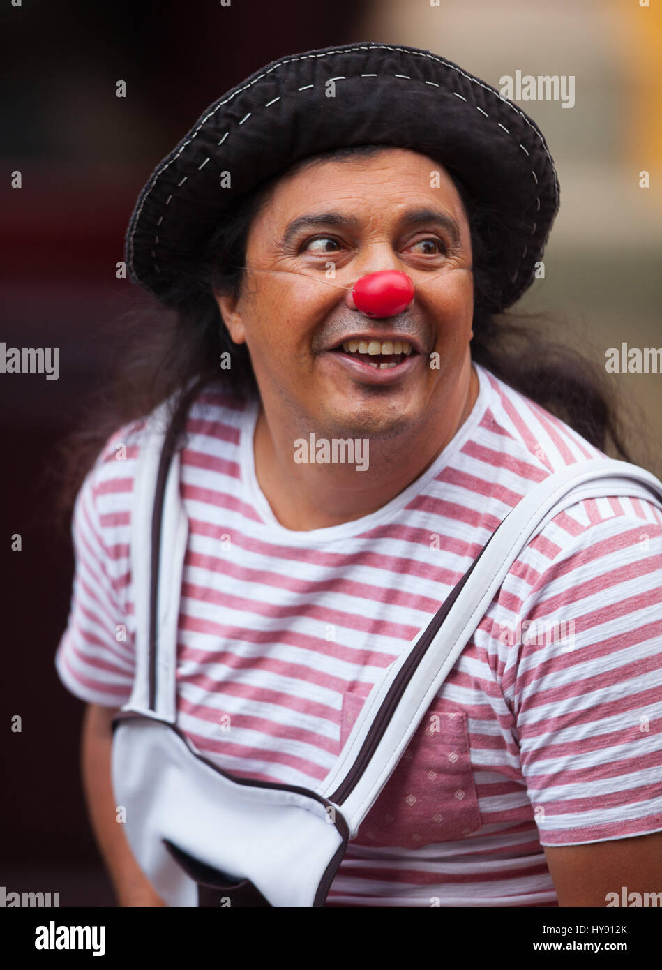 Un nez rouge - acteur interprète hors du côté de Teatro Juarez dans Guanajuato. México. Banque D'Images