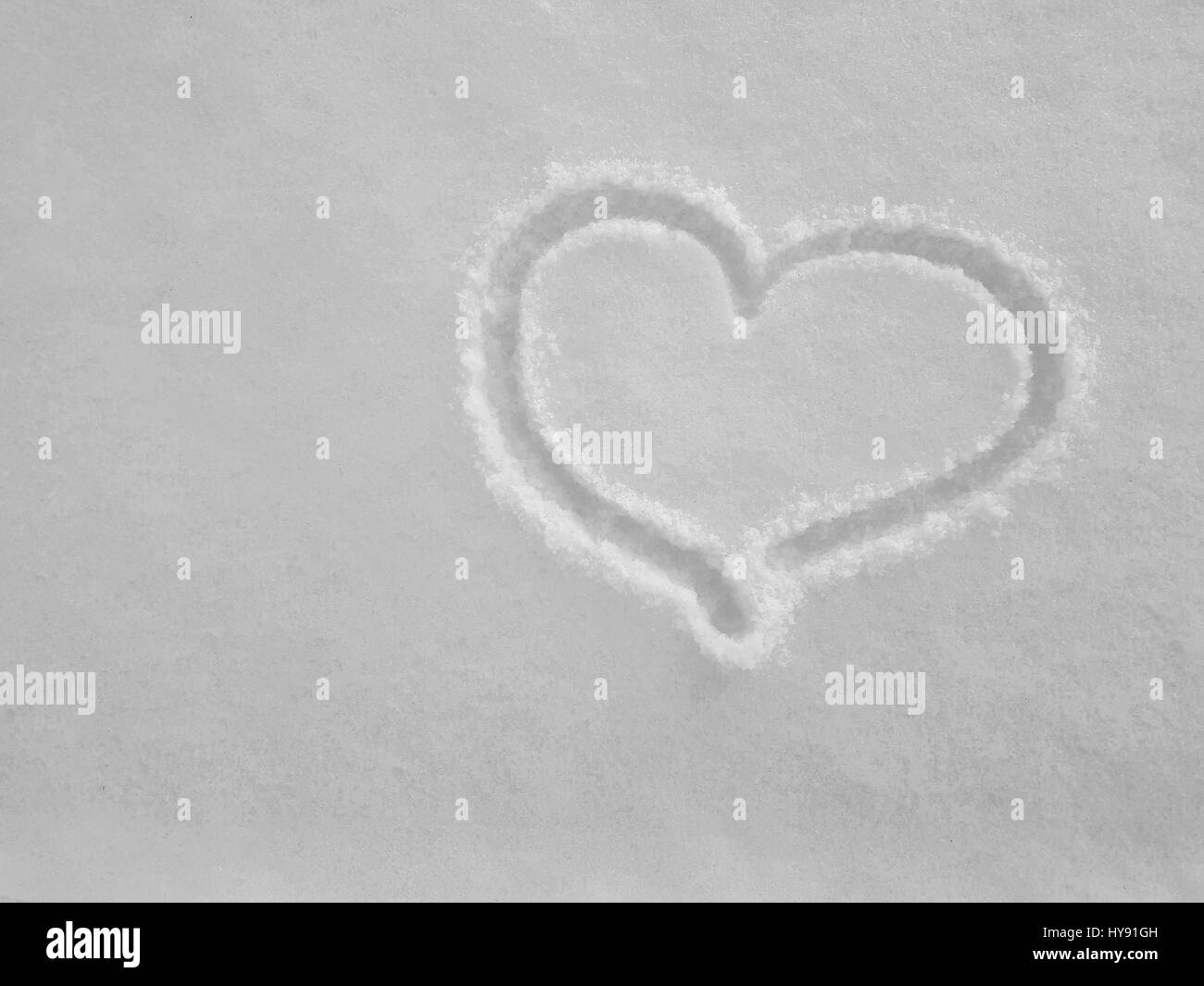 Coeur sur la neige blanche, Valentine, s'appuyant sur un fond de neige, la structure de la neige. Banque D'Images