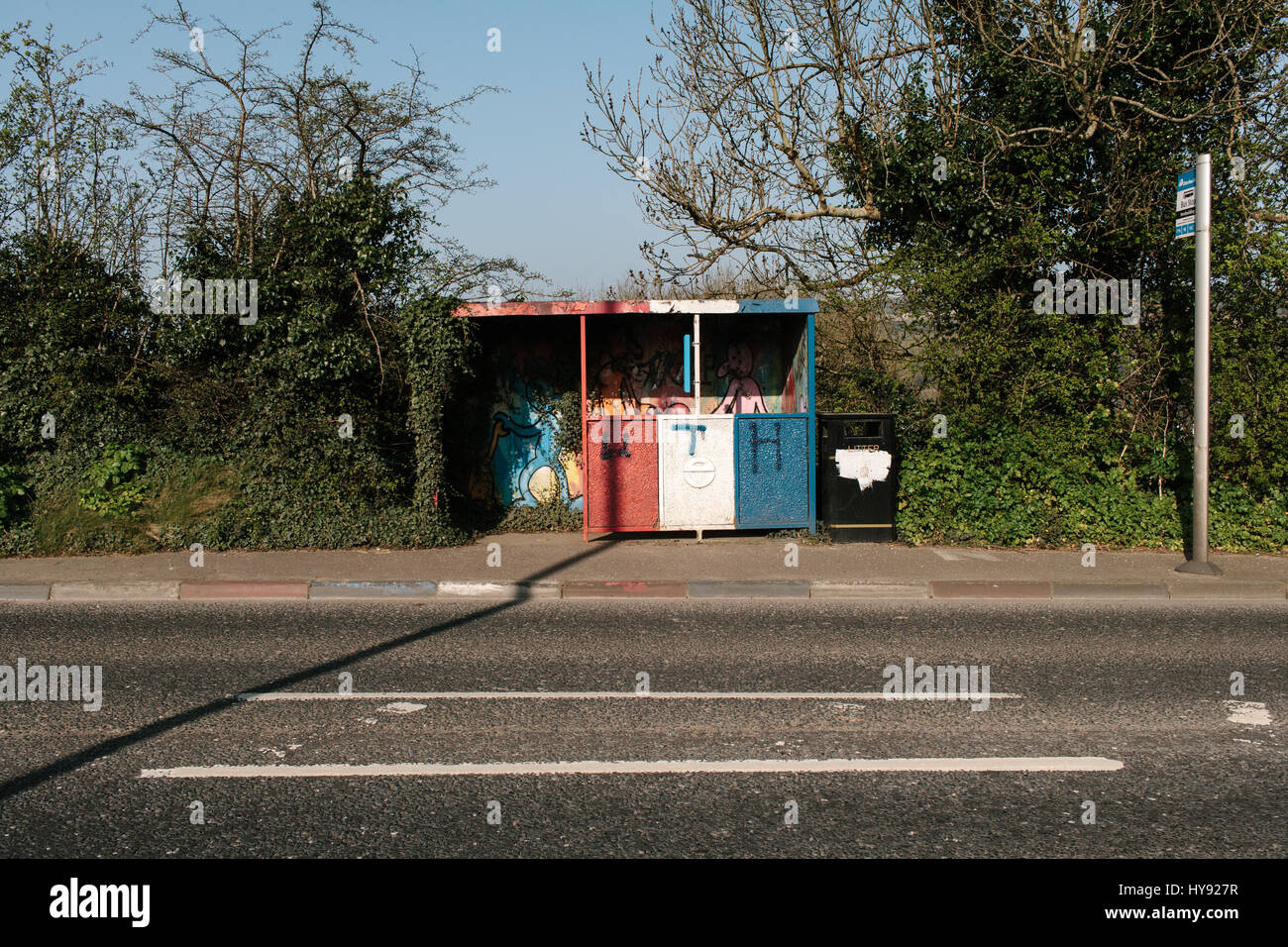 Couleurs loyaliste peint sur un arrêt de bus près de Londonderry, en Irlande du Nord. Banque D'Images