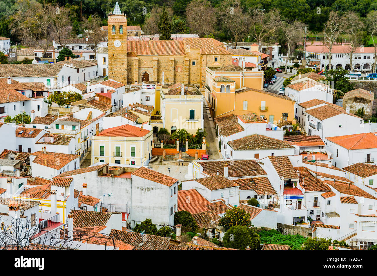 Almonaster la Real vu de dessus, avec l'église de Saint Matin. Almonaster la Real, Huelva, Andalousie, Espagne, Europe Banque D'Images