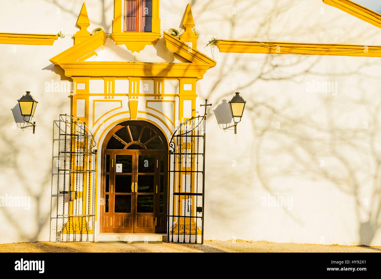 Ermitage de la Reine des Anges ou l'Ermitage de Notre Dame des Anges à l'intérieur du Rocher de Alájar, également appelé Peña de Arias Montano. Aláj Banque D'Images