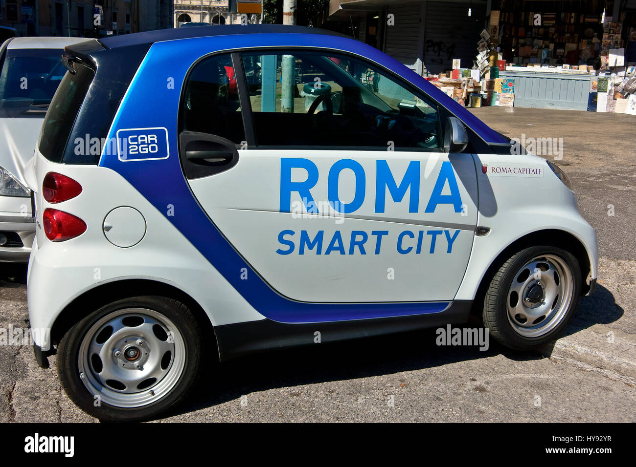 Roma Smart City, Car2Go, covoiturage, perpendiculairement mal garé dans la rue, vue latérale. Environnement transport. Rome, Italie, Europe, UE. Banque D'Images Roma Smart City, Car2Go, covoiturage, perpendiculairement mal garé dans la rue, vue latérale. Environnement transport. Rome, Italie, Europe, UE. Banque D'Images