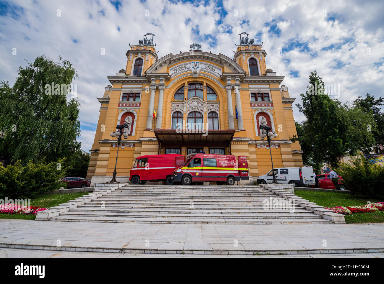 Façade avant de Lucian Blaga et Théâtre National de l'Opéra Roumain des capacités de Cluj Napoca, deuxième ville la plus peuplée en Roumanie Banque D'Images