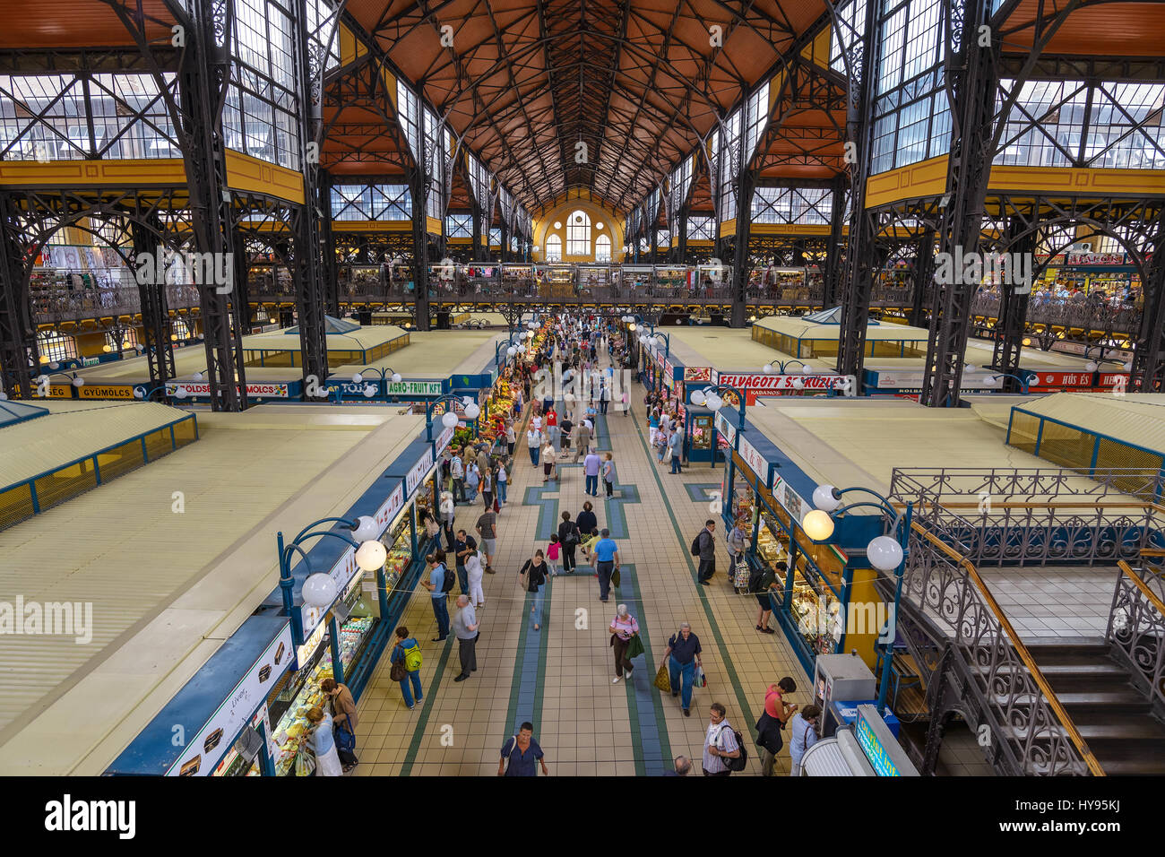 BUDAPEST, HONGRIE : JUIN 26,2015 : Touristique à Budapest le Grand Hall du marché ou Marché Central Hall, Budapest, Hongrie Banque D'Images