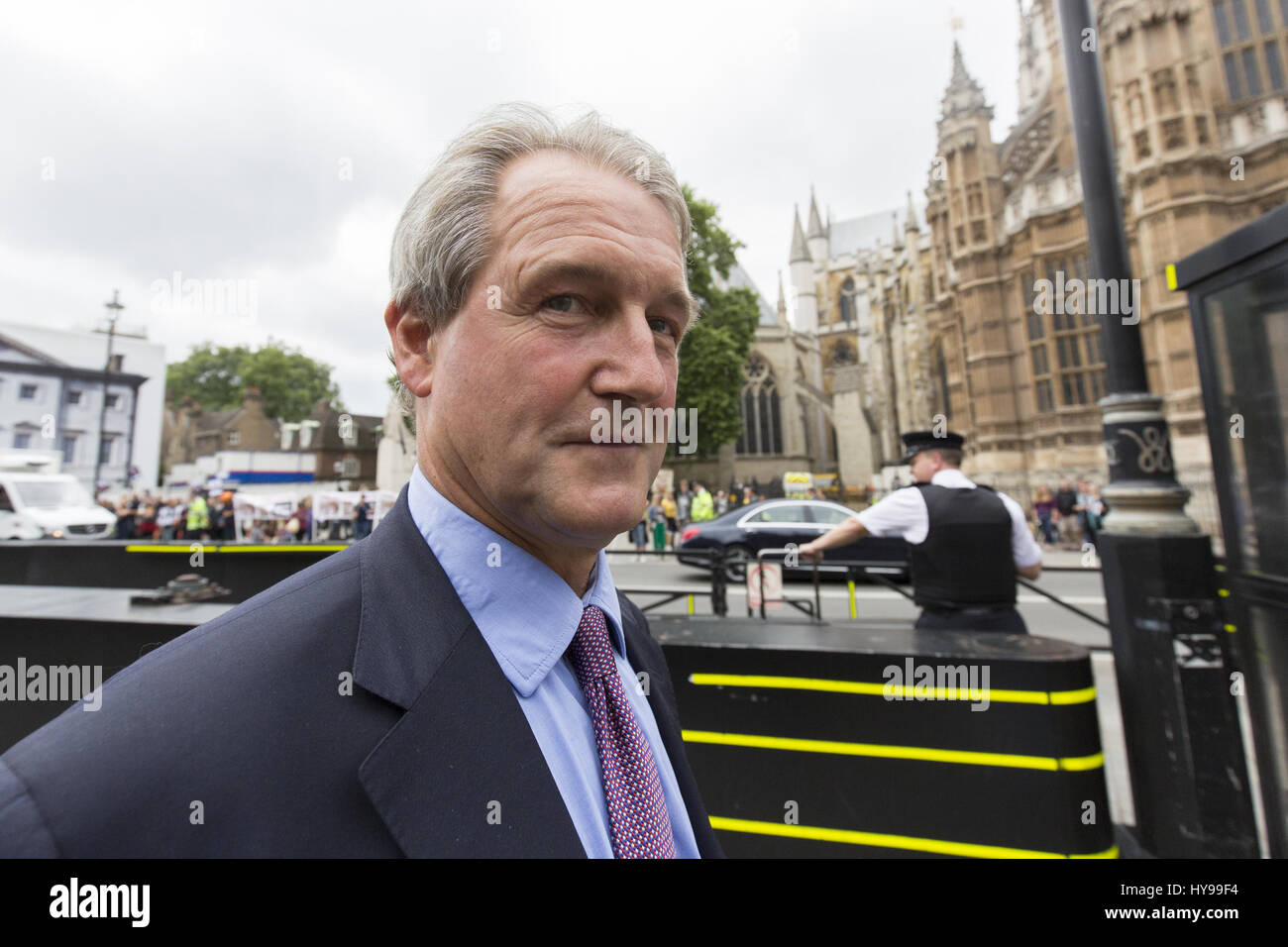 Owen Paterson, député de North Shropshire, en dehors de la chambres du Parlement au cours d'une protestation anti-la chasse au renard. Paterson défend rigoureusement la chasse au renard et souhaite que l'interdiction de 2004 abrogé. En vedette : Owen Paterson Où : Londres, Royaume-Uni Quand : 14 juillet 2015 Banque D'Images