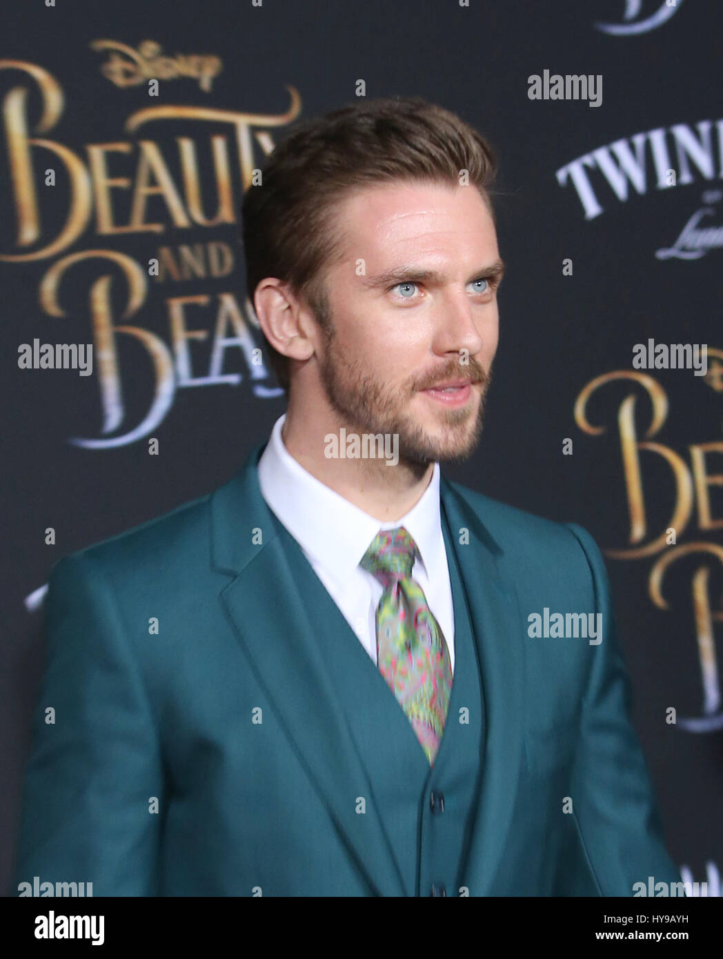 Dan Stevens asbabe à la première mondiale de la Disney La Belle et la Bête au El Capitan