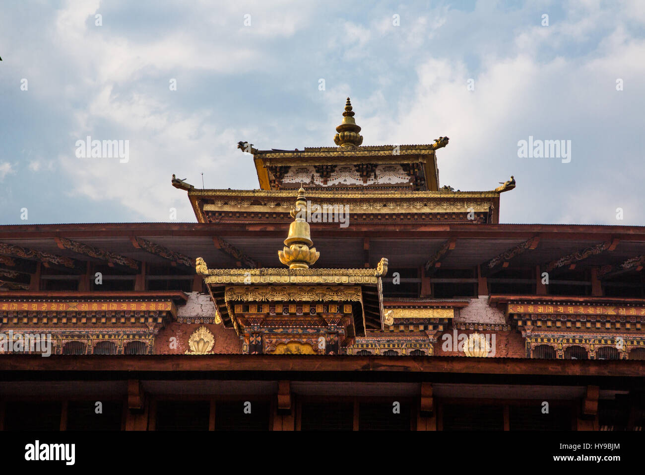 Détails architecturaux sculptés du temple toit au Dzong de Punakha. Punakha, Bhoutan. Banque D'Images