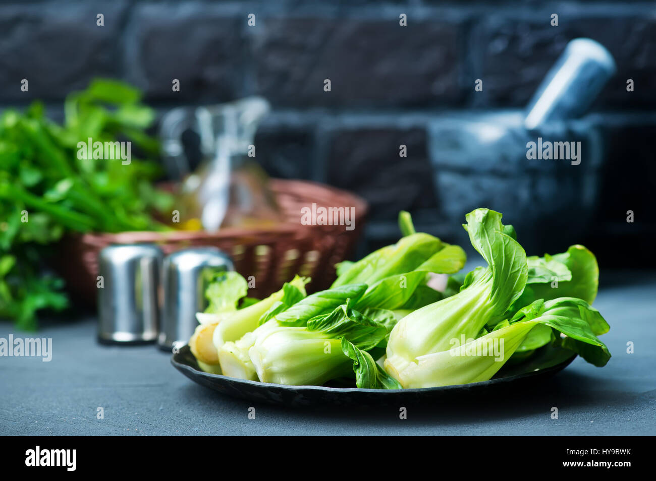 Fresh pak choi sur plaque et sur une table Banque D'Images