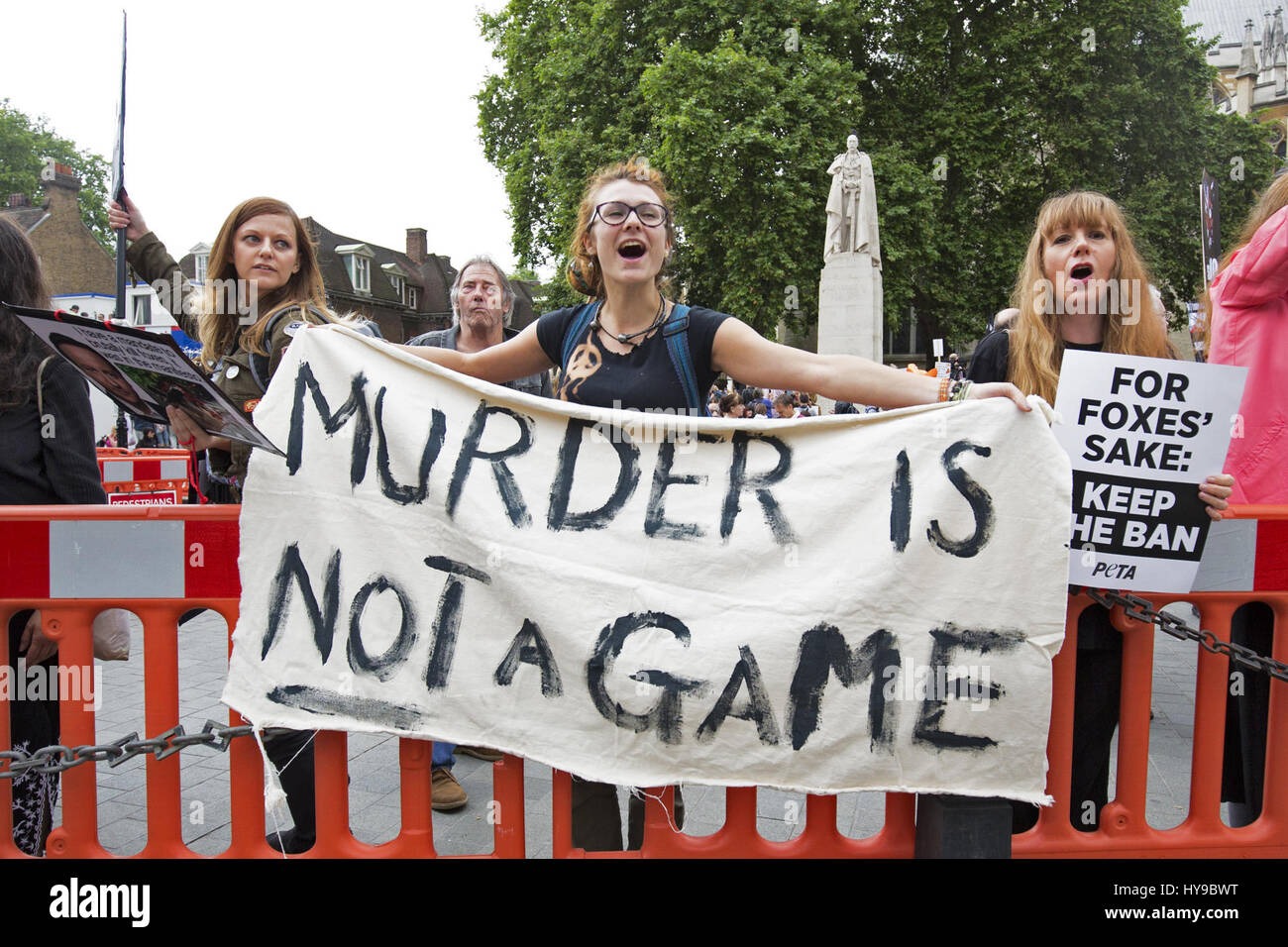 Un protestataires à un anti-chasse fox rassemblement à Londres comme le gouvernement britannique a été forcé à descendre de façon spectaculaire après ses plans pour se détendre une interdiction sur la chasse au renard a été arrêtée par la décision du Parti national écossais (SNP) et ses 56 députés pour bloquer le c Banque D'Images