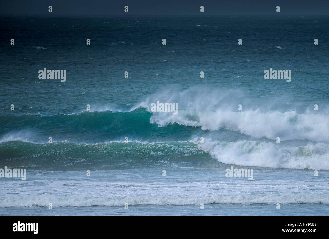 Météo Royaume-uni Fistral Embruns des vagues de vent Vent Surf Nature Wild station atmosphérique Puissance Cornwall Banque D'Images