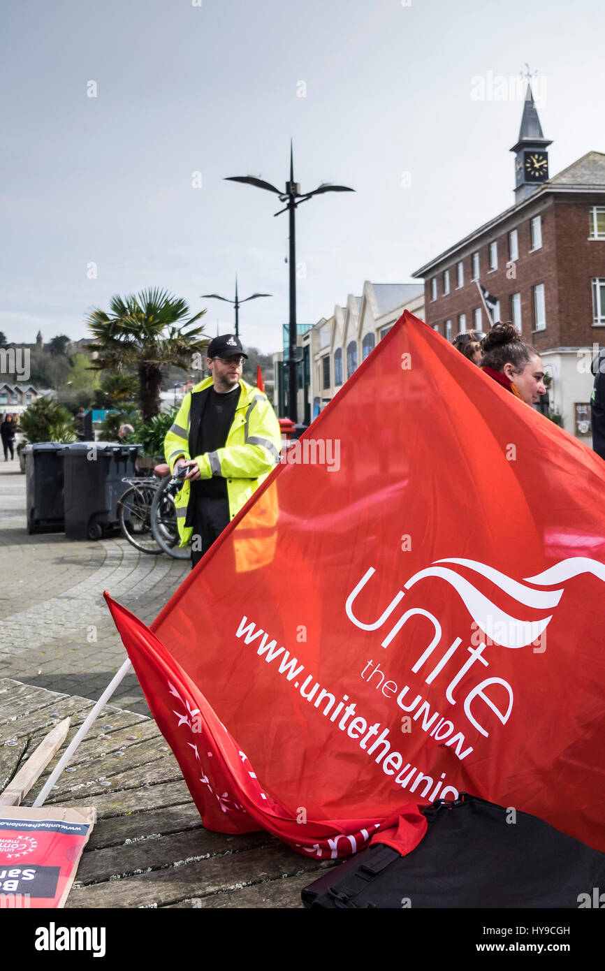 Unir les membres de l'Union Flag logo rouge de protestation contre le centre-ville de personnes Banque D'Images