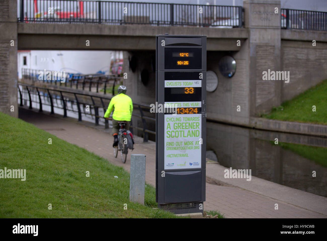 Les cyclistes sur le Forth and Clyde canal greener Ecosse Banque D'Images