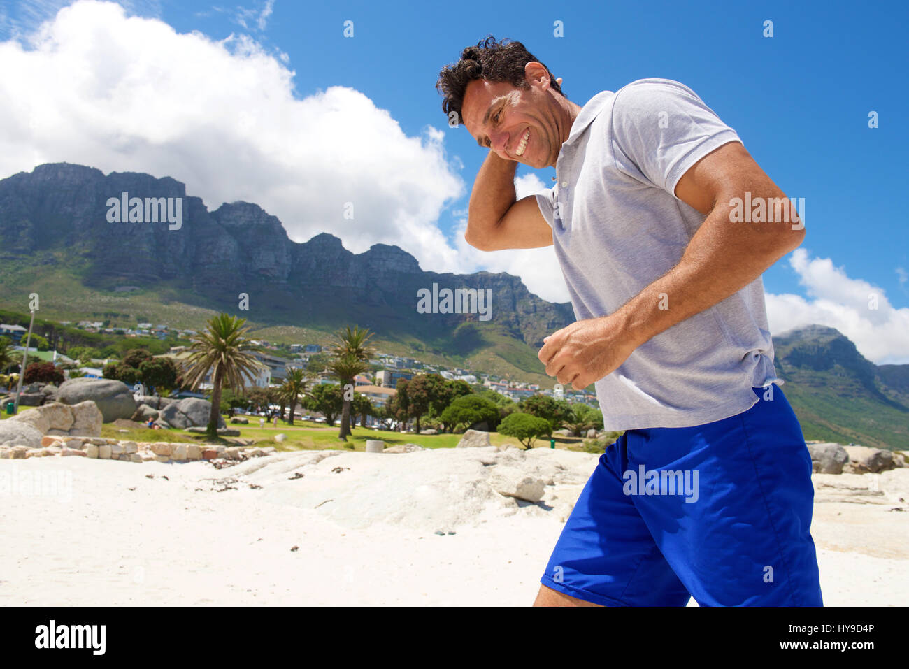 Portrait d'un homme d'âge moyen de marcher sur la plage en été Banque D'Images