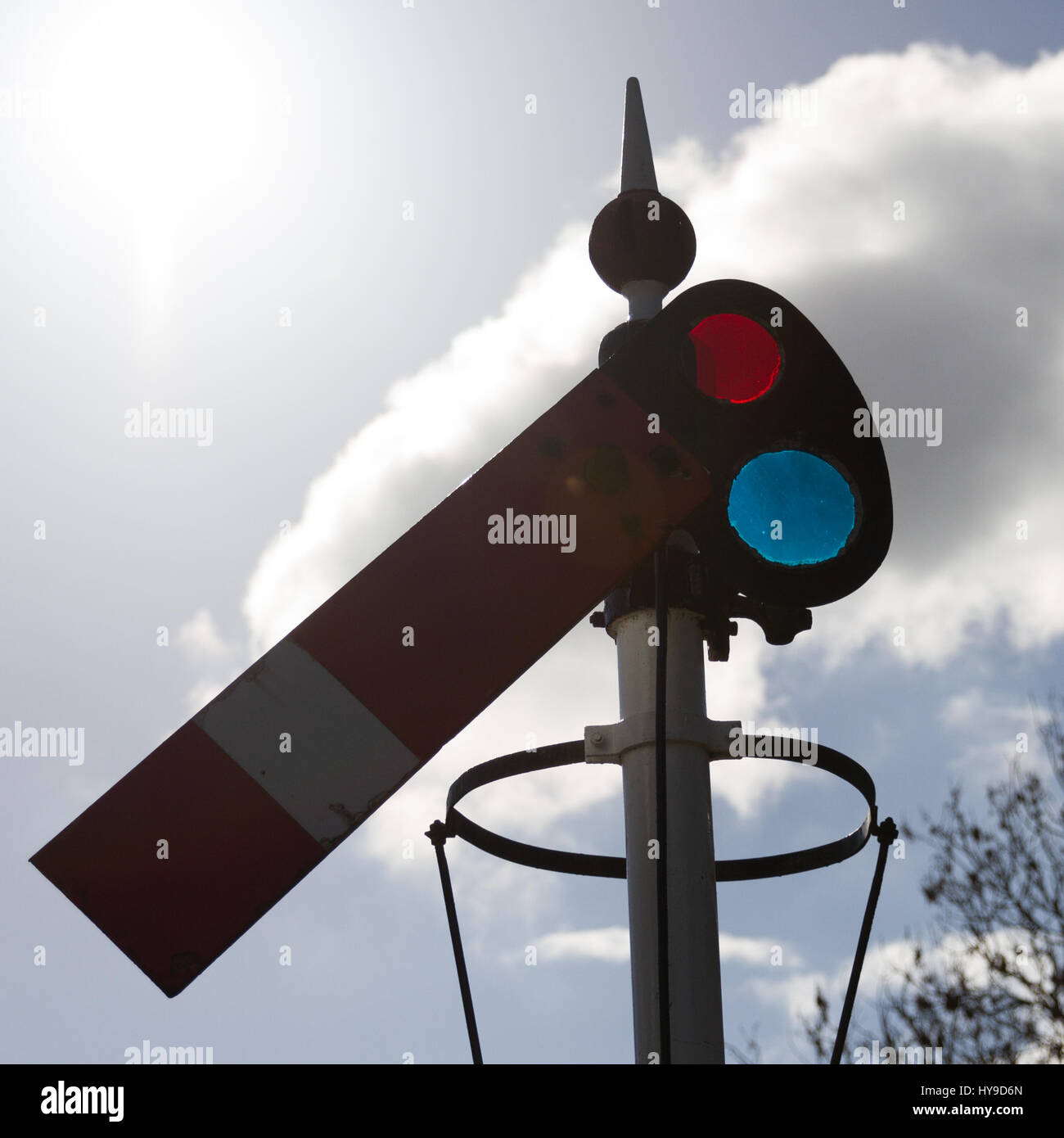 Great Western arm signal avec le ciel derrière à Welshpool Railway Station. Le verre bleu montre un signal vert pour le conducteur en raison de la flamme jaune. Banque D'Images