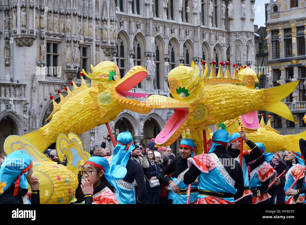 Des participants présentation colorée sur Grand Place organisé par l'ambassade de Chine en Belgique et Bruxelles Gouvernement municipal le samedi 6 février, Banque D'Images