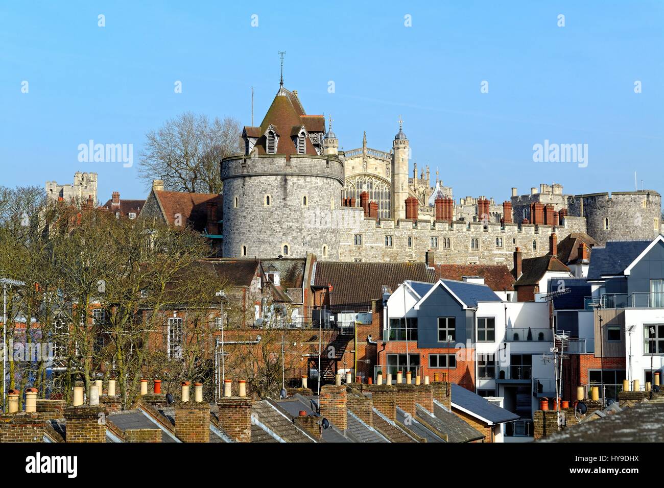 Le Château de Windsor sur les toits de centre ville Berkshire UK Banque D'Images