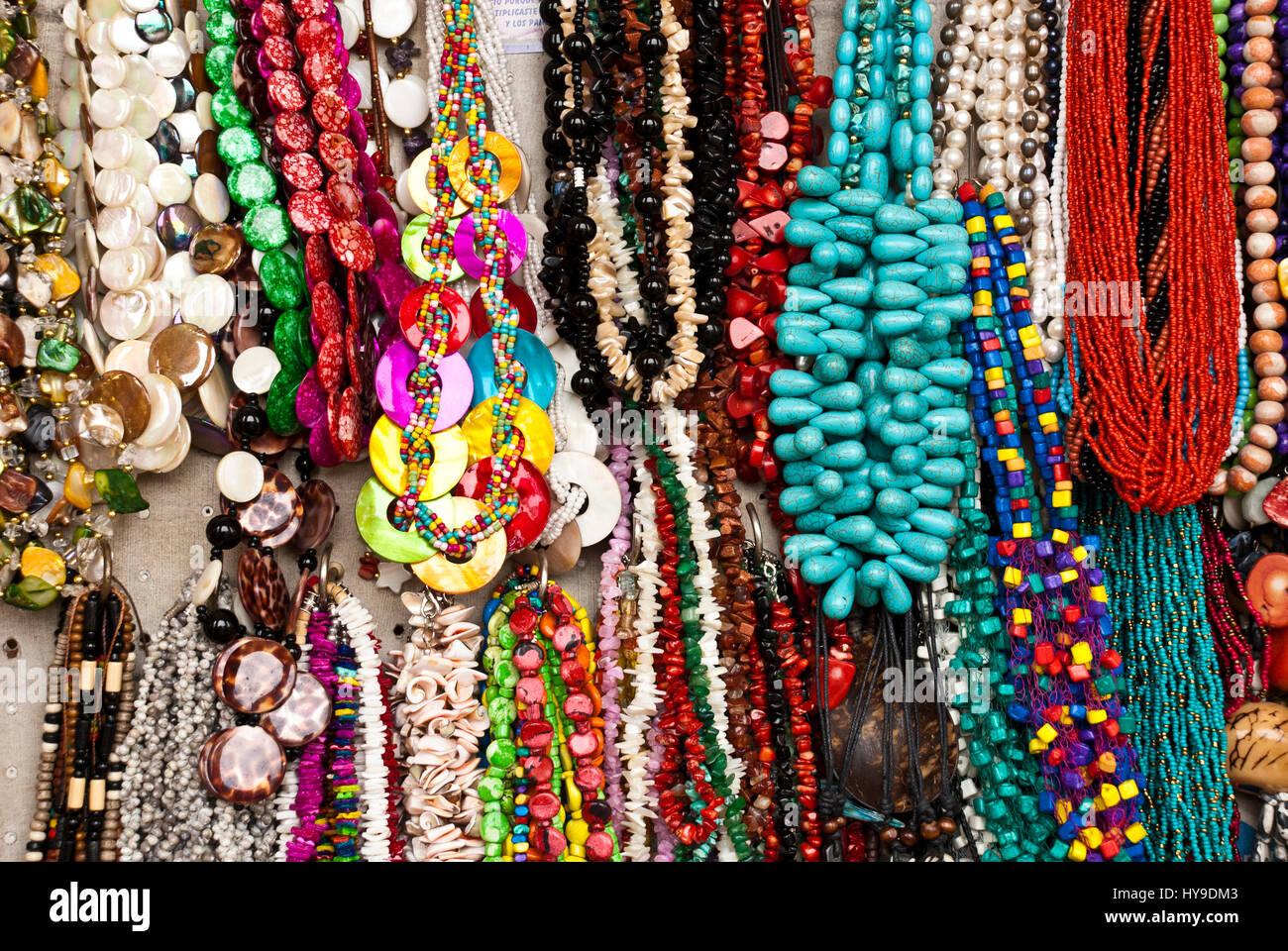 Street Market - Souvenirs - Vêtements - Accessoires - coloré et divers  morceaux de bijoux - Colliers et bracelets - bracelets - Bracelet Chaîne  tissé Photo Stock - Alamy