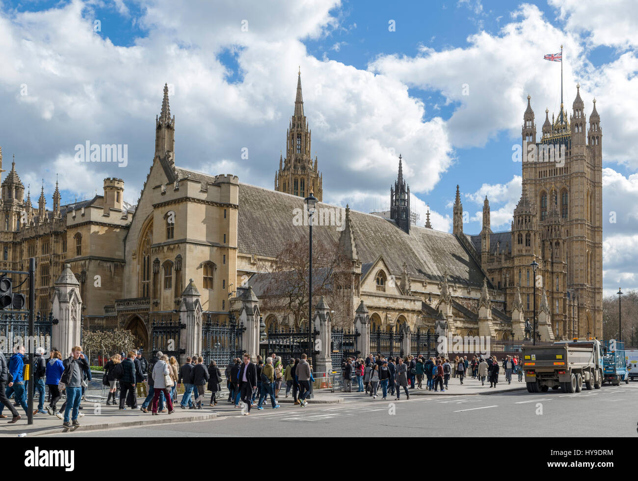 Chambres du Parlement de la place du Parlement à Westminster Hall à l'avant-plan, London, England, UK Banque D'Images