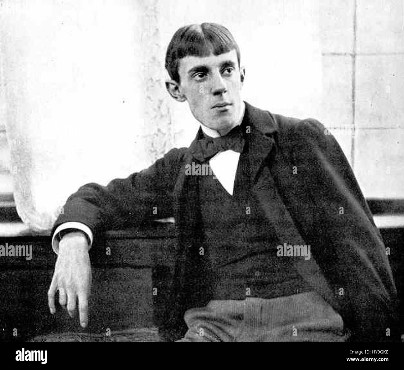 Aubrey Beardsley était un illustrateur anglais connu pour son noir et blanc distinctif L'édition Hollyer des années 1940 présente quelques-unes des œuvres les plus célèbres de Beardsley, mettant en valeur son travail au trait complexe et audacieux et son influence sur l'Art Nouveau et le symbolisme. Banque D'Images