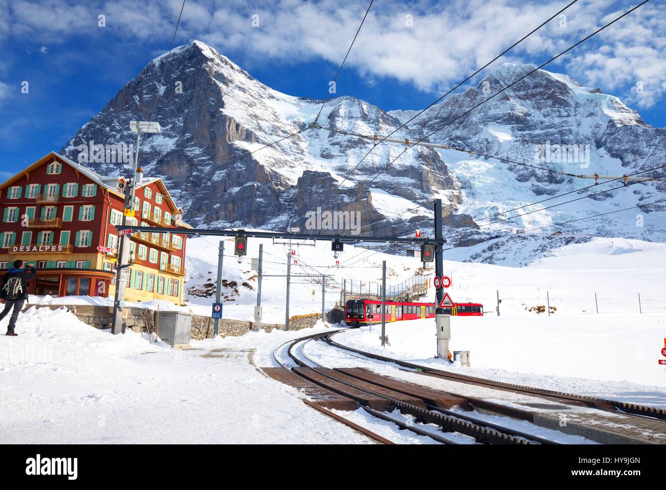 Célèbre train (chemin de fer de la Jungfrau) va à la montagne Alpine Resort avec célèbre Eiger, Mönch et Jungfrau pics dans Alpes Suisses Banque D'Images