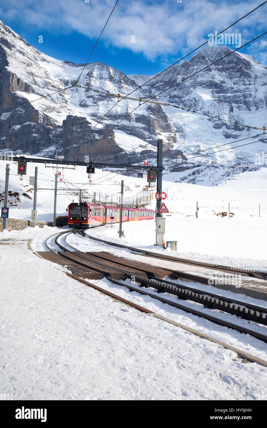 Célèbre train (chemin de fer de la Jungfrau) va à la montagne Alpine Resort avec célèbre Eiger, Mönch et Jungfrau pics dans Alpes Suisses Banque D'Images