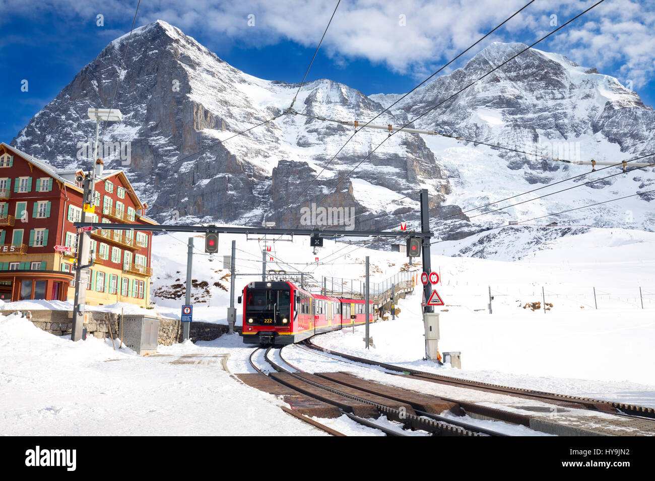 Célèbre train (chemin de fer de la Jungfrau) va à la montagne Alpine Resort avec célèbre Eiger, Mönch et Jungfrau pics dans Alpes Suisses Banque D'Images
