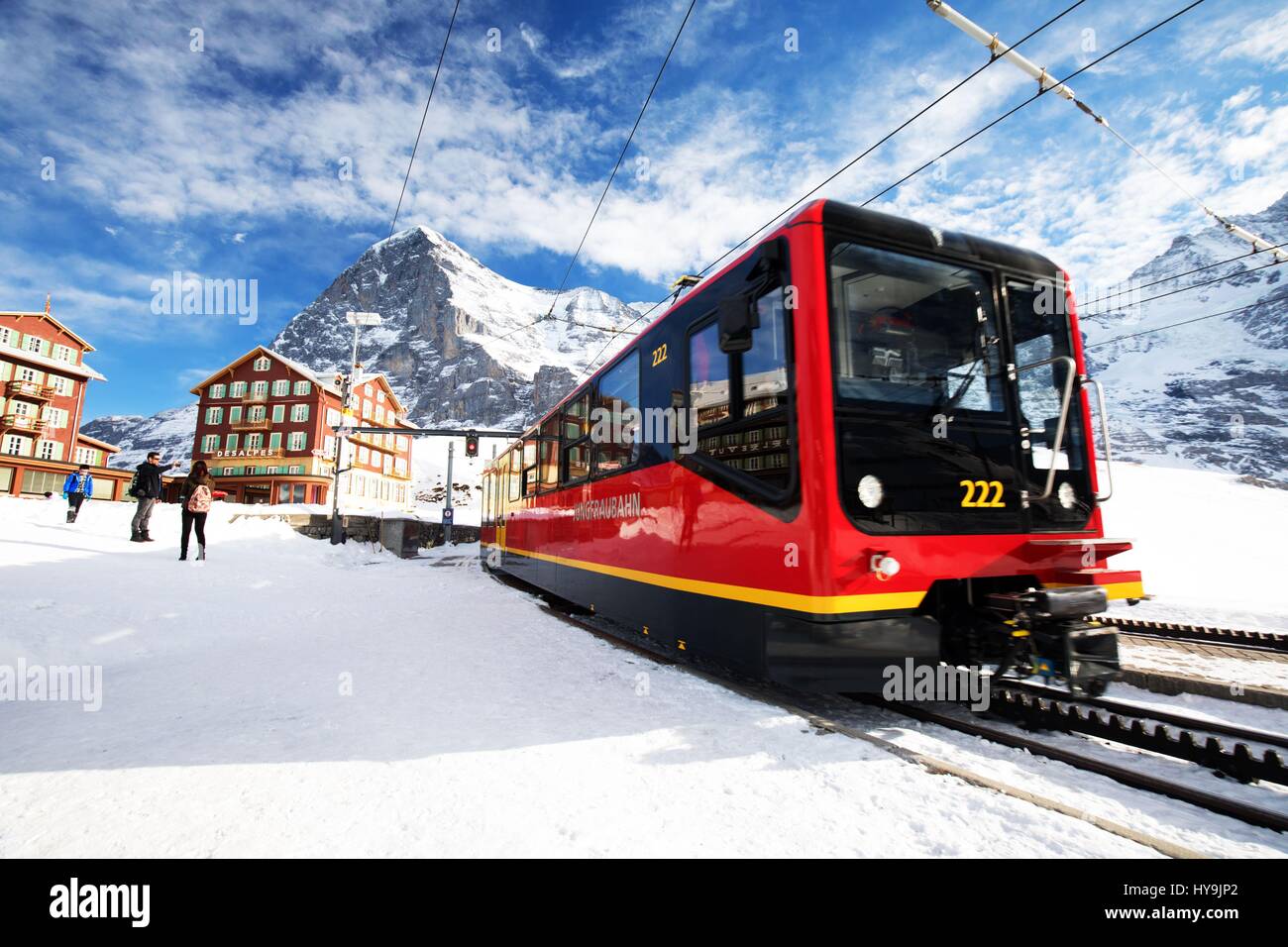 Célèbre train (chemin de fer de la Jungfrau) va à la montagne Alpine Resort avec célèbre Eiger, Mönch et Jungfrau pics dans Alpes Suisses Banque D'Images