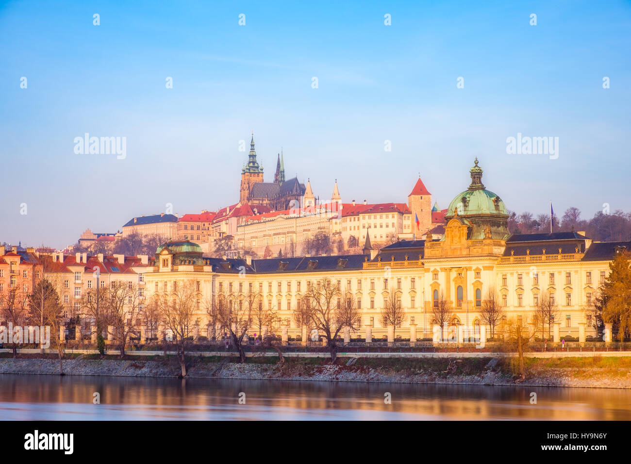 Vue de la ville célèbre château de Prague au lever du soleil coloré, République Tchèque Banque D'Images