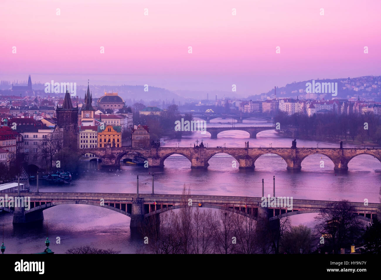 Vue panoramique sur les ponts de Prague et de la vieille ville paysage urbain au lever du soleil, République Tchèque Banque D'Images