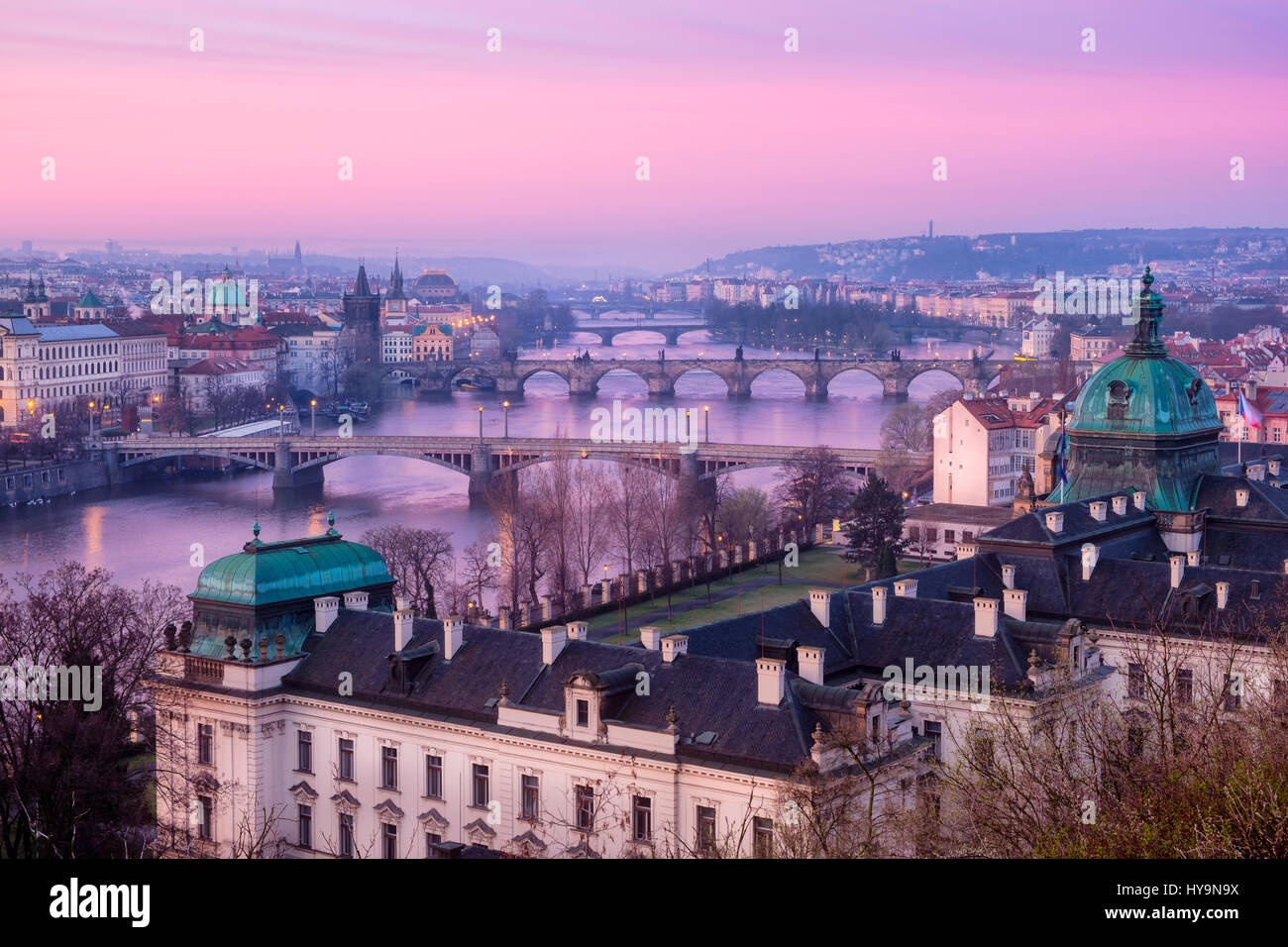 Vue panoramique sur les ponts de Prague et la ville au lever du soleil, République Tchèque Banque D'Images