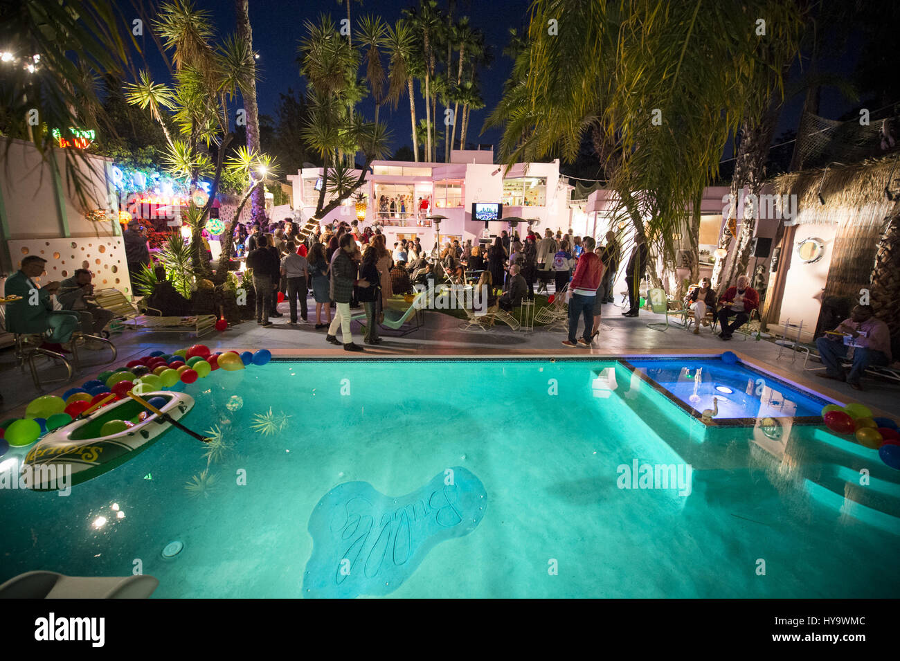 Apr 1, 2017. 1er avril 2017. Los Angeles, Californie, USA - Le parti de Detroit à Los Angeles organisé par Allee Willis, Lily Tomlin, et Lamont Dozier honorant Detroit Youth Arts group du 25e anniversaire de la mosaïque. Credit : Jerome Brunet/ZUMA/Alamy Fil Live News Banque D'Images