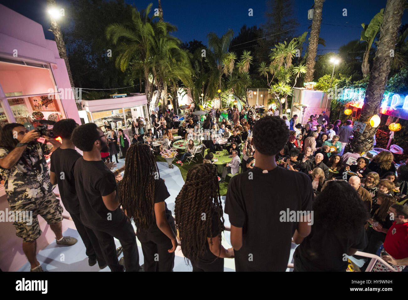 Apr 1, 2017. 1er avril 2017. Los Angeles, Californie, USA - Le parti de Detroit à Los Angeles organisé par Allee Willis, Lily Tomlin, et Lamont Dozier honorant Detroit Youth Arts group du 25e anniversaire de la mosaïque. Credit : Jerome Brunet/ZUMA/Alamy Fil Live News Banque D'Images