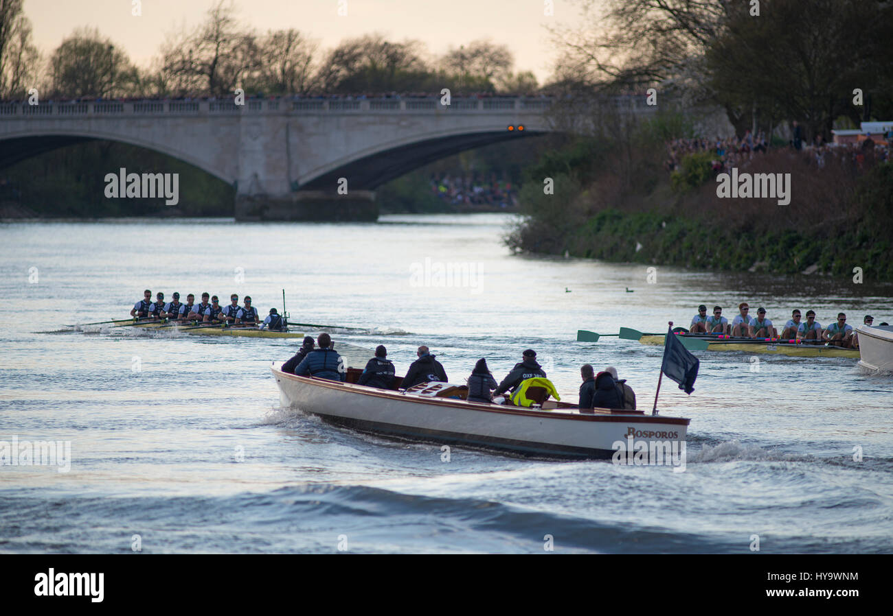 Barnes Bridge, Londres, Royaume-Uni. 2 avril, 2017. Le Cancer Research UK Voile Courses se déroulent à Londres. Parmi les plus anciens des courses de bateaux dans le monde, cette année voit la 163e Oxford Cambridge Boat Race et 72e Women's Boat Race de Putney Bridge à Mortlake sur le parcours de championnat, suivi par des millions dans le monde entier sur la TV en direct. Les photographies prises à partir de Barnes Bridge côté Surrey près de l'arrivée de la 4 mile 374 yard (6.8km) bien sûr. Credit : Malcolm Park/Alamy Live News Banque D'Images