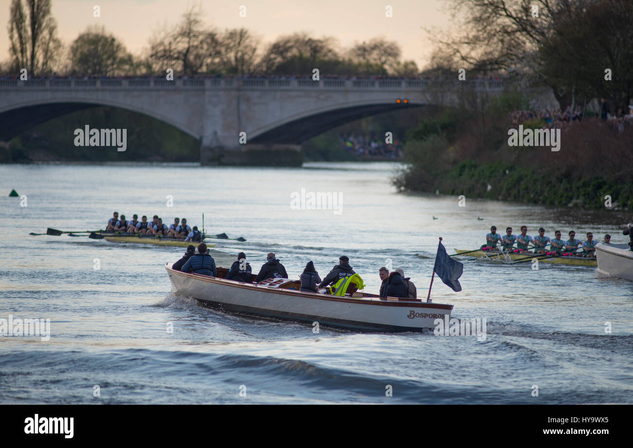 Barnes Bridge, Londres, Royaume-Uni. 2 avril, 2017. Le Cancer Research UK Voile Courses se déroulent à Londres. Parmi les plus anciens des courses de bateaux dans le monde, cette année voit la 163e Oxford Cambridge Boat Race et 72e Women's Boat Race de Putney Bridge à Mortlake sur le parcours de championnat, suivi par des millions dans le monde entier sur la TV en direct. Les photographies prises à partir de Barnes Bridge côté Surrey près de l'arrivée de la 4 mile 374 yard (6.8km) bien sûr. Credit : Malcolm Park/Alamy Live News. Banque D'Images