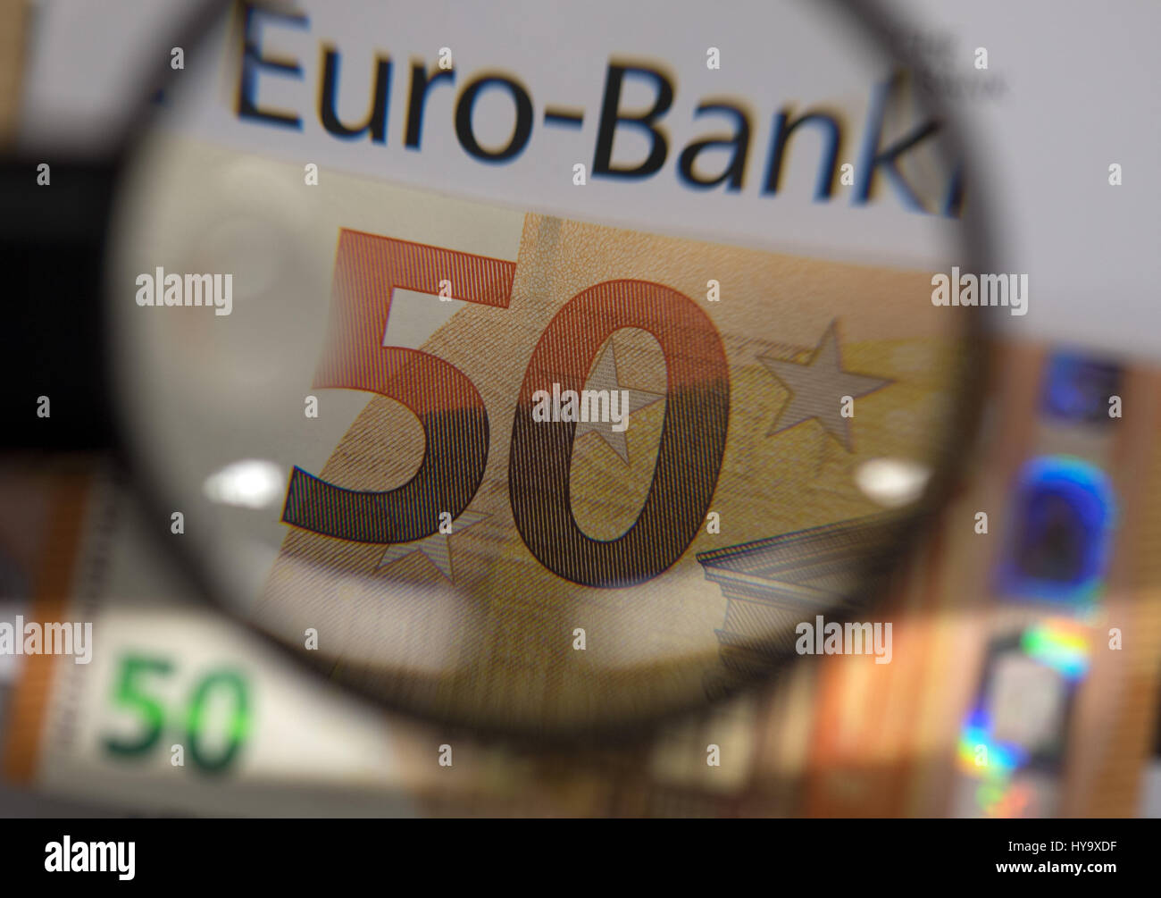 Leipzig, Allemagne. Mar 28, 2017. Un nouveau billet de banque Euro 50, photographié au cours d'une conférence de presse de la Banque fédérale allemande (Deutsche Bundesbank') à Leipzig, Allemagne, 28 mars 2017. La nouvelle banque remarque dispose de plus de caractéristiques de sécurité telles qu'une fenêtre avec un portrait hologramme qui est aussi utilisé pour le nouveau 20 Euro bank note. Les premiers billets seront mis en circulation le 4 avril 2017. Photo : Hendrik Schmidt/dpa-Zentralbild/ZB/dpa/Alamy Live News Banque D'Images